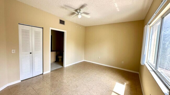 Building Photo - 310 Crestwood Cir