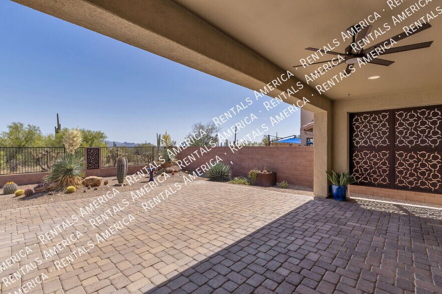 Building Photo - 7631 W Laurel Ln