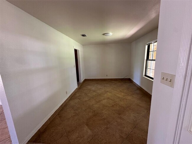 Building Photo - 331 Live Oak Dr