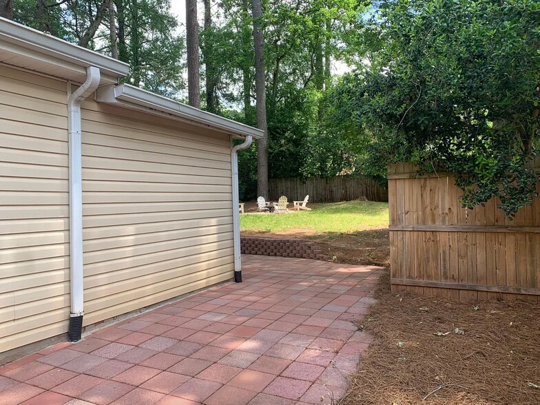 Building Photo - 864 Shadowridge Dr SE