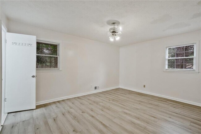 Building Photo - 2041 Collinswood Dr