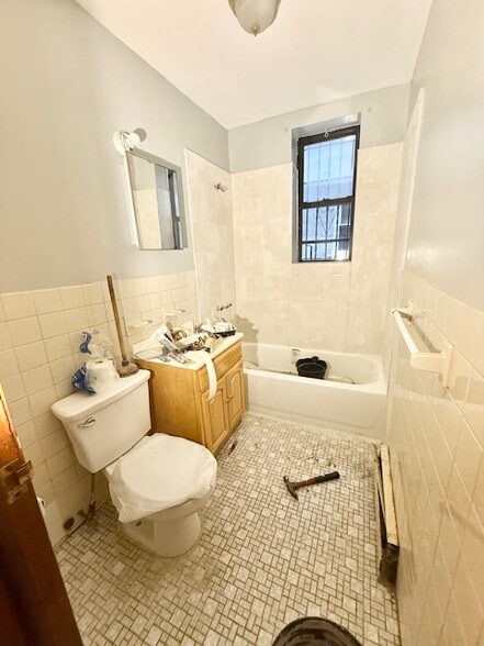 Building Photo - 499 Bristol St