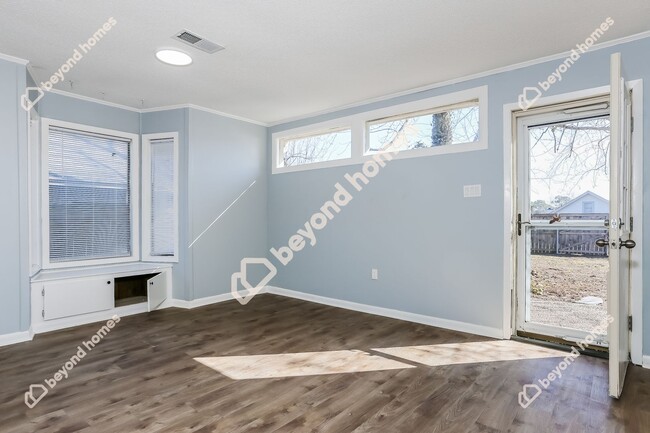 Building Photo - Beautiful 3 Bedroom 2 Bathroom House - Rea...