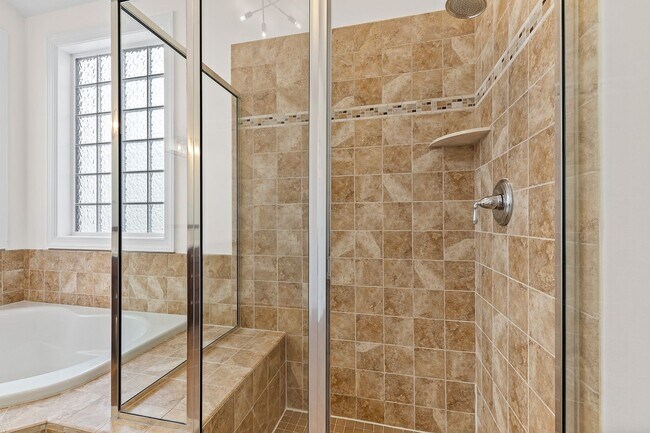 Building Photo - Spacious 3-Bedroom Condo in Prime Raleigh Location!