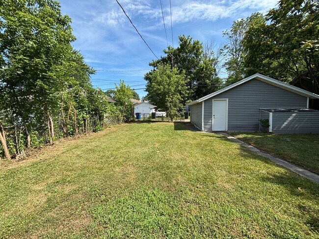 Building Photo - 229 Bellaire Ave