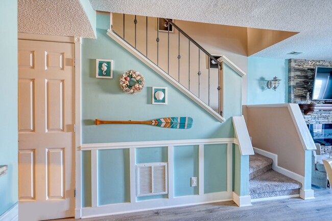 Building Photo - FURNISHED OFF-SEASON MONTHLY RENTAL-STARTI...