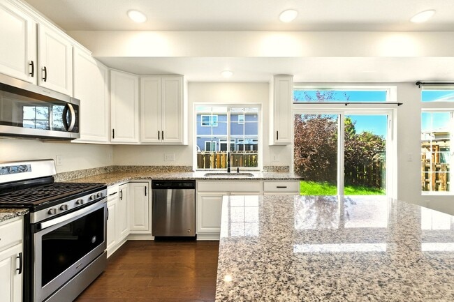 Building Photo - 3 Bedroom 2.5 Bathroom "Like-new" Single F...
