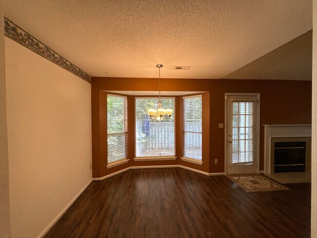 Building Photo - 3-Bedroom Home close to University!