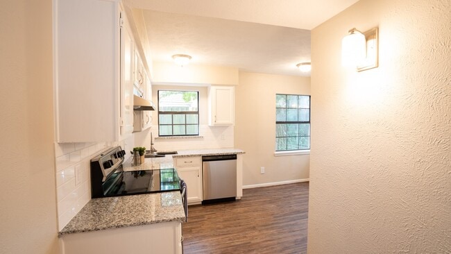 Building Photo - 17 Regency Ln