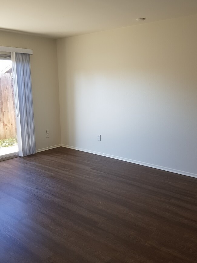 Building Photo - Victoria Village 3+2 Patio Home w/ 2-car g...