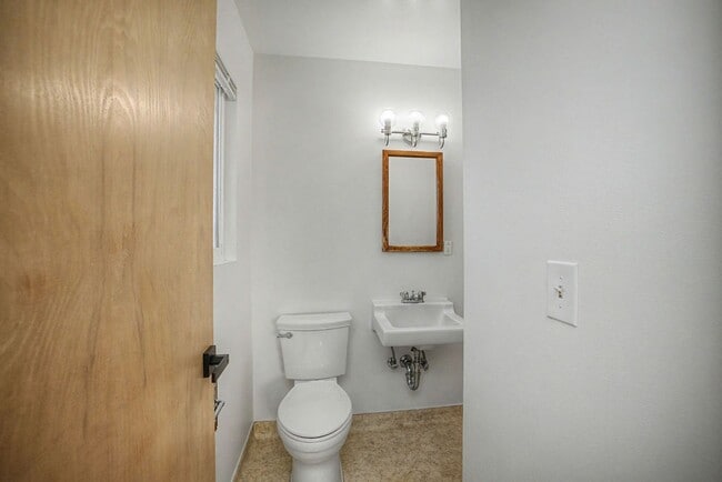 Building Photo - Rare 3 Bed, 2 Bath Home in Upper Seaside Cul-de-Sac with Spacious Yard