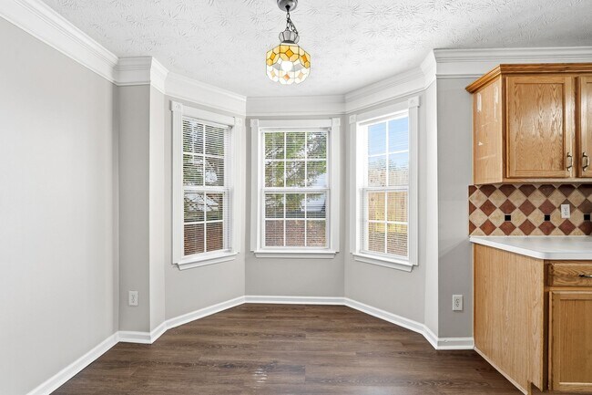 Building Photo - Ranch home with 4 bedrooms and a bonus room.