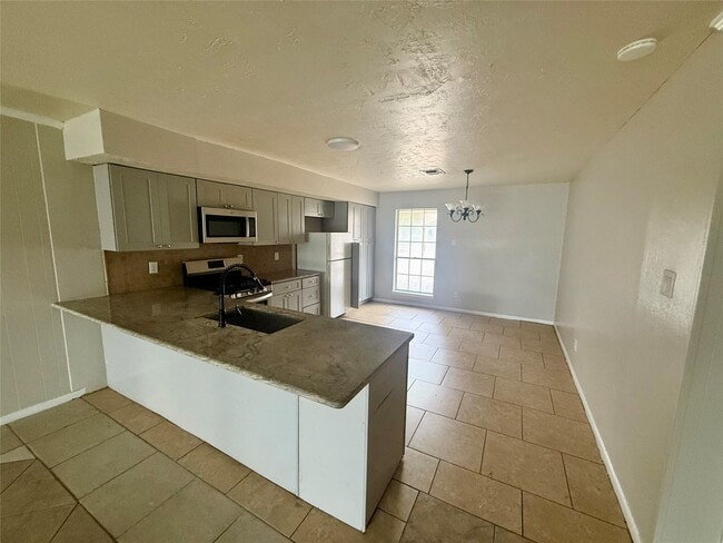 Building Photo - 3211 Hartfield Ln