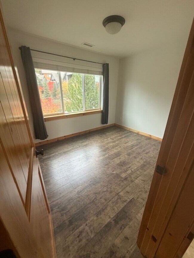 Building Photo - Adorable Roslyn Ridge Condo