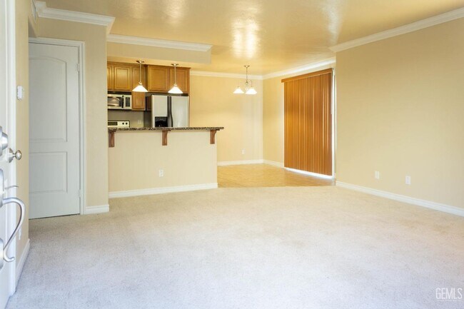 Building Photo - Condo, Clean and Private!