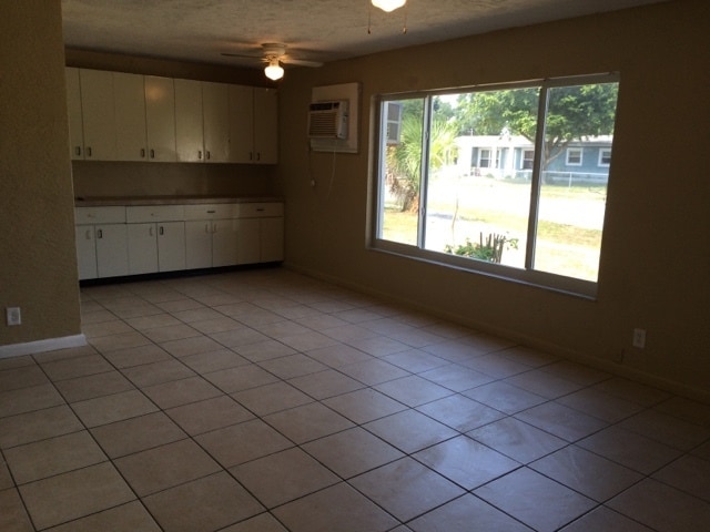 Building Photo - Large 6-2 house with new central air