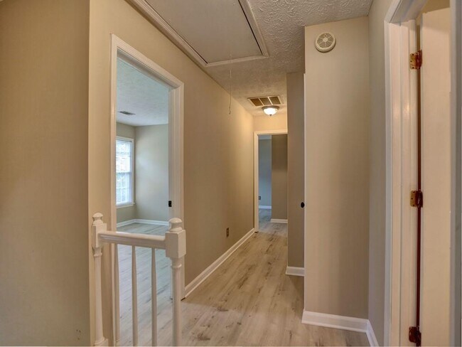 Building Photo - 4512 Woodlawn Lake Dr