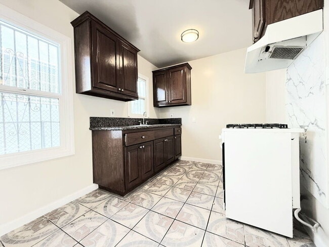 Building Photo - 338 W 61st St