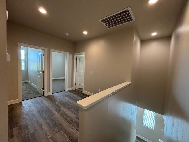 Building Photo - 4 BEDROOM SANDHOLLOW TOWNHOME FOR RENT!