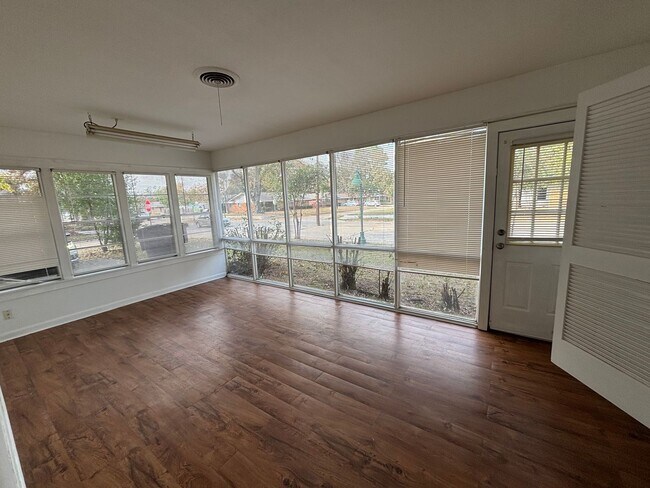 Building Photo - Shady Grove