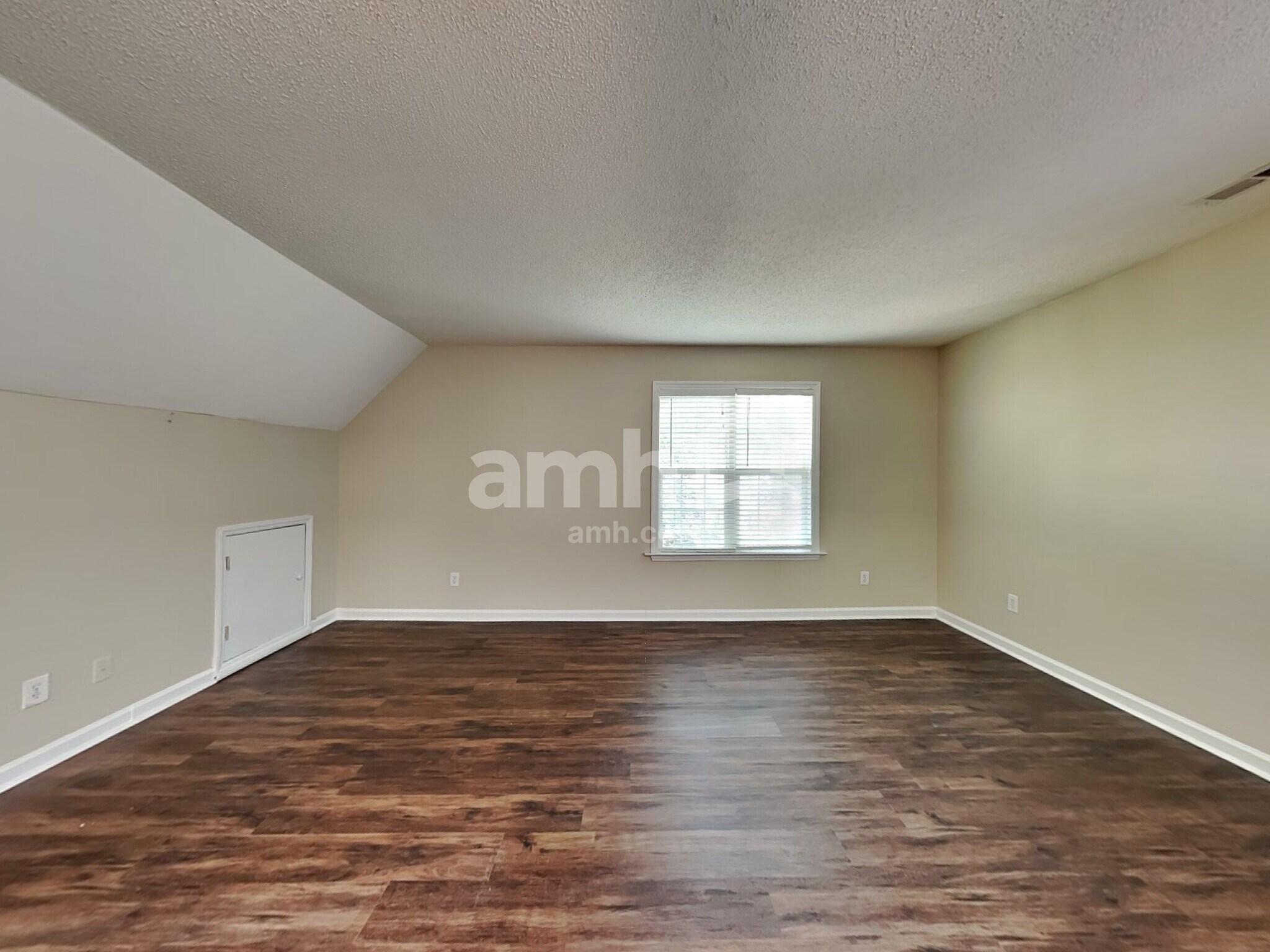 Building Photo - 104 Trailing Oak Trl