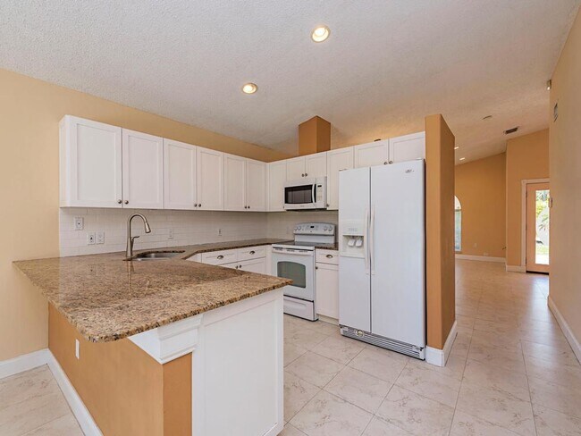 Building Photo - GOLDEN GATE ESTATES-3 BED 2 BATH SINGLE FA...