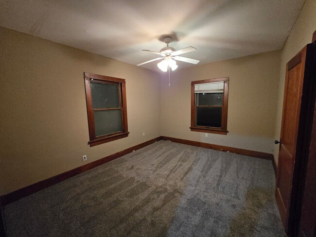 Building Photo - 2 bedroom plus large bonus room, large liv...