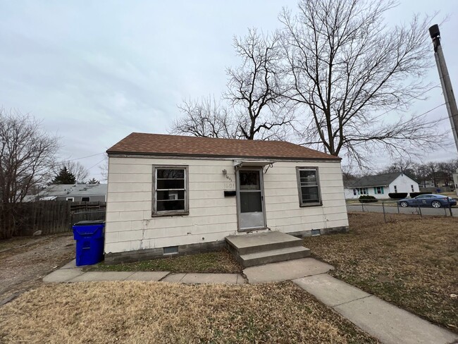 Primary Photo - 2 bed 1 bath pet friendly with fenced in yard