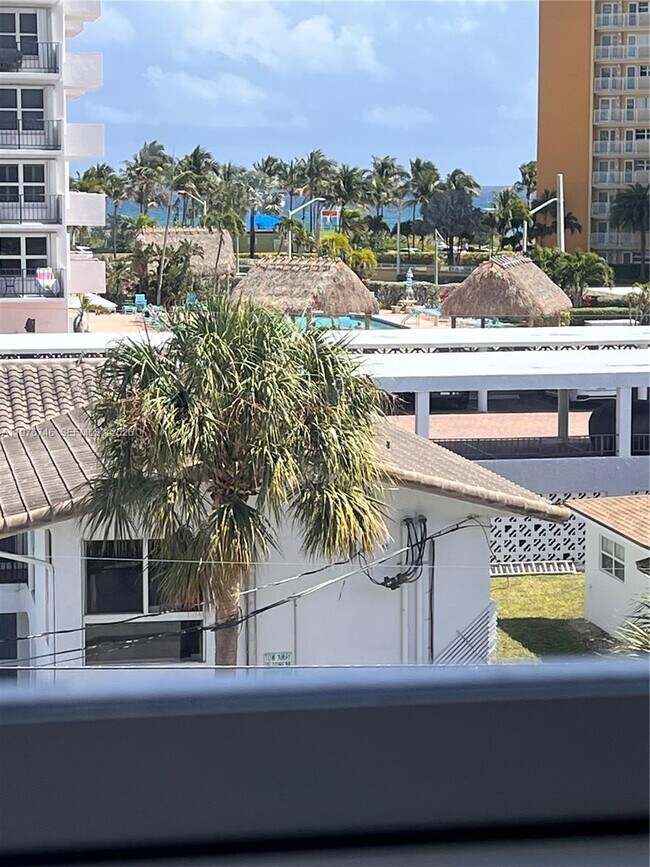 Building Photo - 400 N Riverside Dr