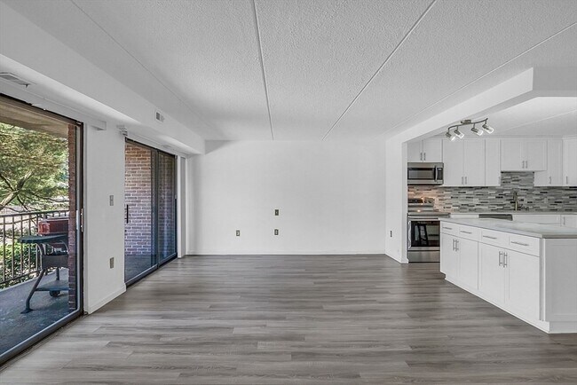 Building Photo - 146 S Marble St