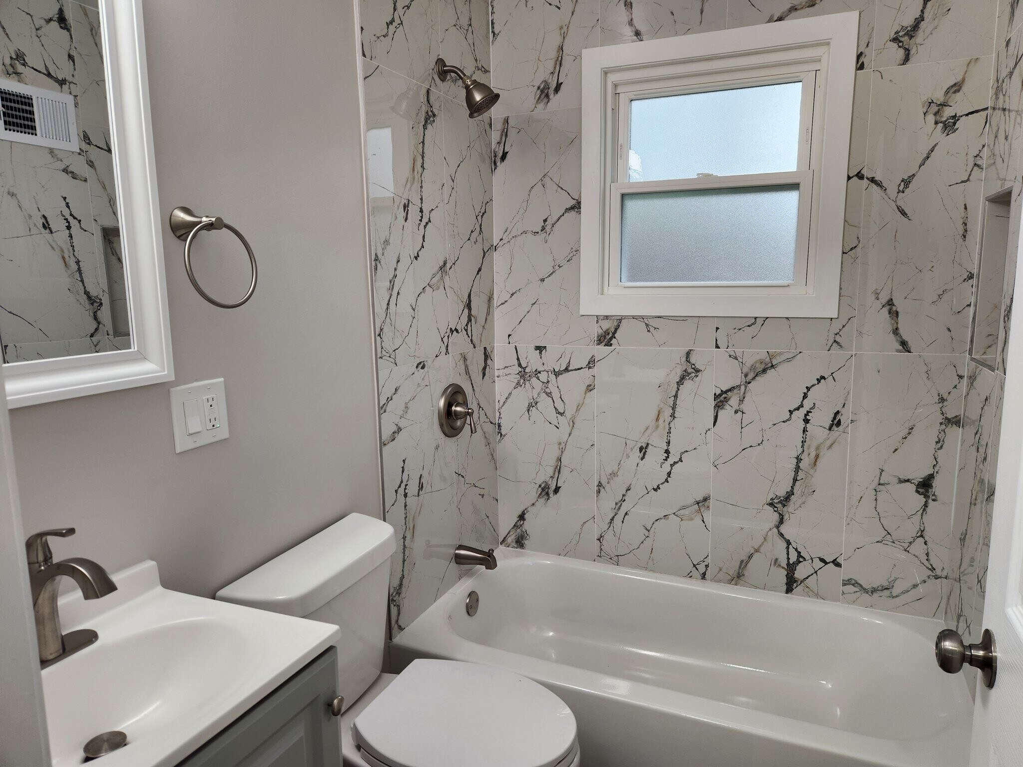 Building Photo - 14124 Manor Ave