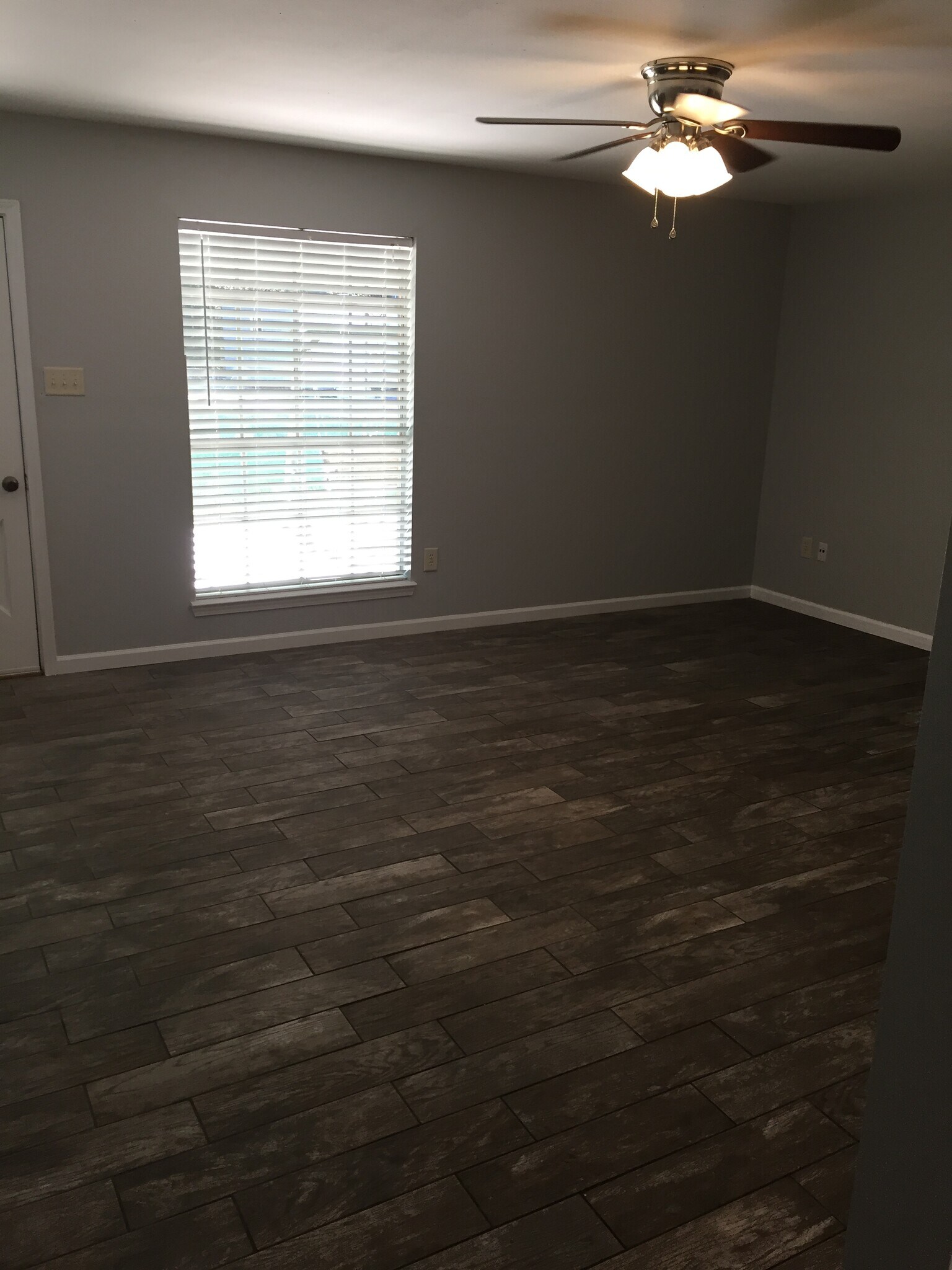 Building Photo - 10937 Carmel Dr