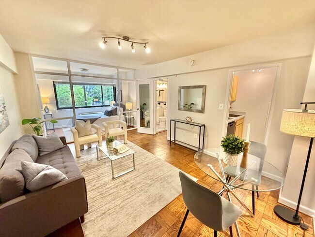Building Photo - FREE RENT!  Unique Studio in Foggy Bottom with Solarium Near GW University and Hospital. An Excep...