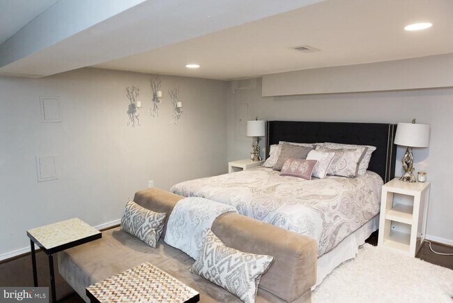 Building Photo - 1133 Morse St NE