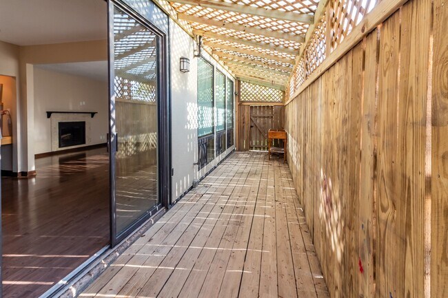 Building Photo - 1112 Bering Dr