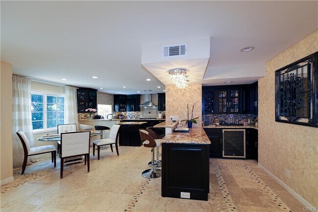 Building Photo - 16513 Moorpark St