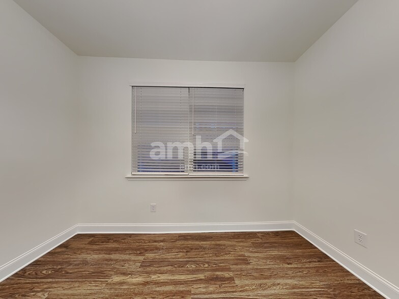 Building Photo - 5065 Hudson Vly Dr