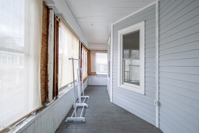 Building Photo - 22 Swan St