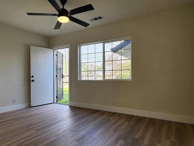 Building Photo - 308 Vine St