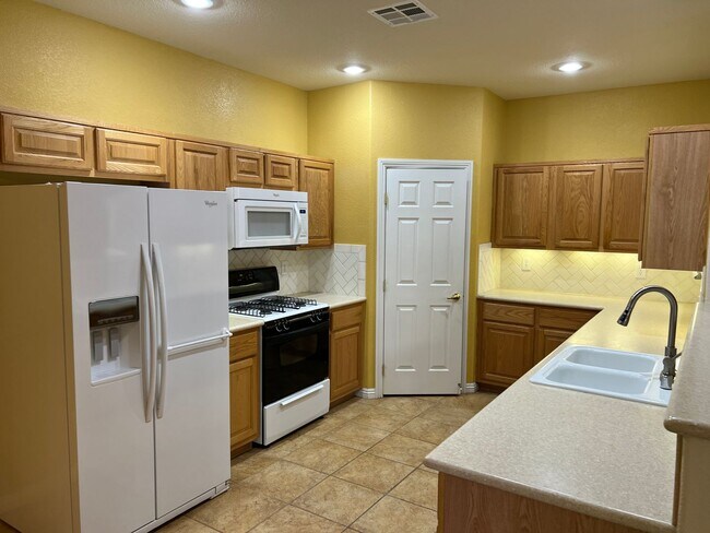 Building Photo - Coming Soon!!! 8-1-25 Great former model h...