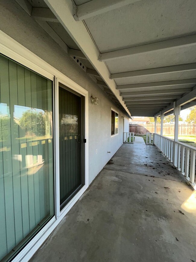 Building Photo - Great Home in North Visalia Available Now!