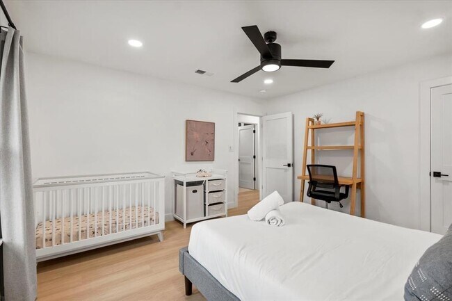 Building Photo - 9005 Balcones Club Dr