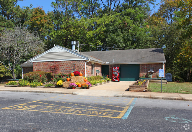 Building Photo - Elmwood Apartments