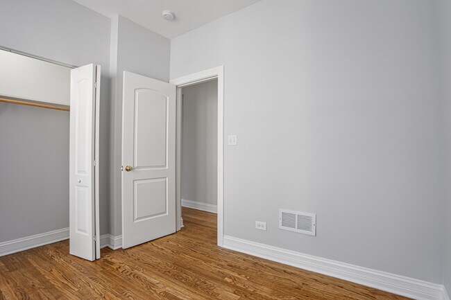 Building Photo - 7326 N Damen Ave