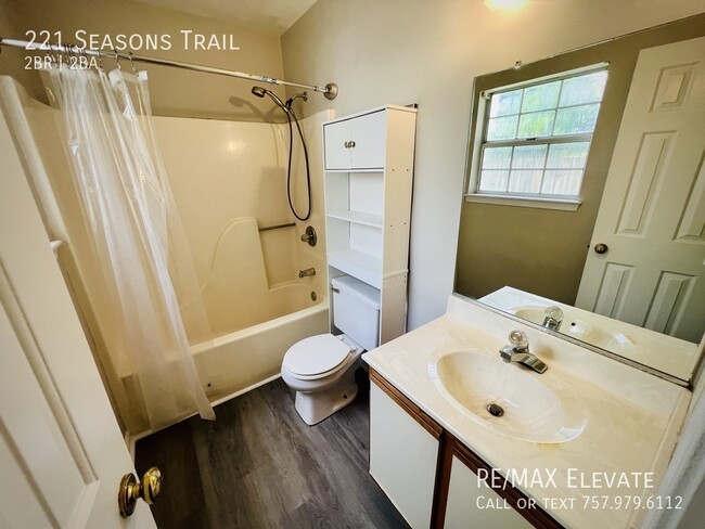 Building Photo - 221 Seasons Trail