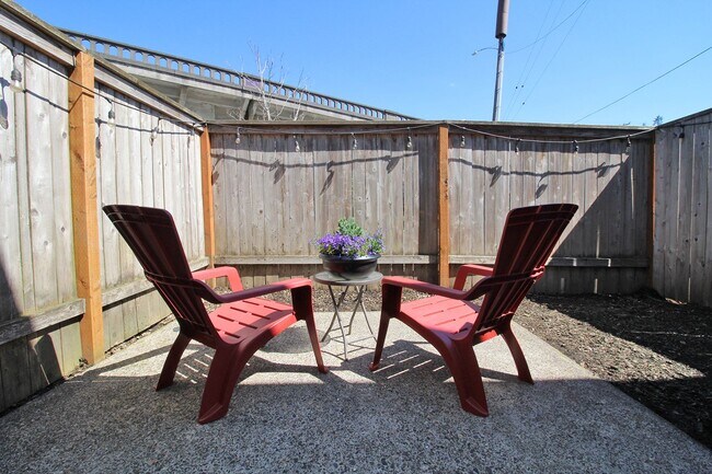 Building Photo - Super Charming FULLY FURNISHED 1 Bedroom M...