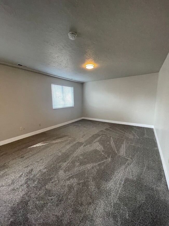 Building Photo - Remodeled Holladay duplex for rent!