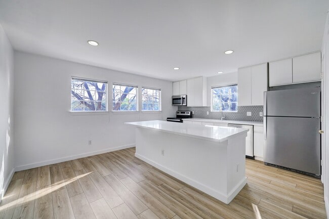 Building Photo - 1401 Castle Ct