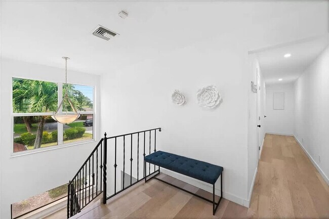 Building Photo - 413 Holiday Dr