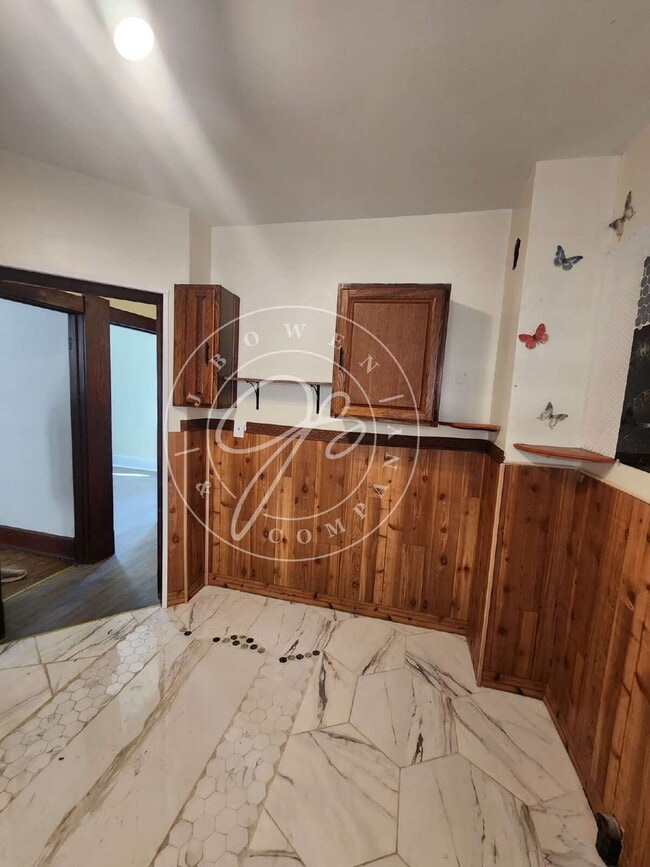 Building Photo - Very spacious lower 2 bedroom with separat...
